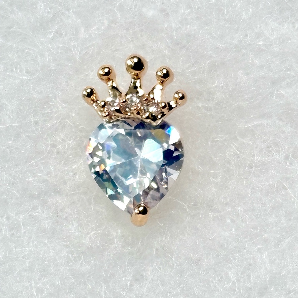 Gold Crown‎ Heart Earrings - Picture 4 of 14
